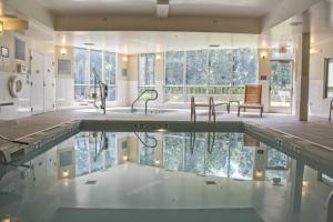 本赛霖姆费城本萨勒万怡酒店的一间房子,在房间中间有一个游泳池