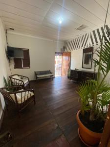 利比里亚Puente Real Hostel的一间空房间,里面摆放着椅子和植物