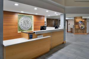 歌珊Fairfield Inn & Suites Goshen Middletown的医院的大堂,设有接待台