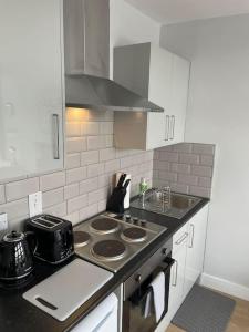 北安普敦King Bed Studio Apartment in Central Northampton的厨房配有炉灶和台面