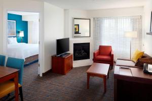地球城圣路易斯机场/地球城原住客栈的酒店客房设有床和客厅。