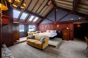 TwispCasia Lodge and Ranch的一间卧室配有一张床和两张沙发。