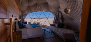 Salinas Grandes Jujuy - Pristine Luxury Camp的一间设有两张床的客房,享有海滩美景
