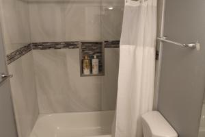 凤凰城Cozy Home.的一间带白色淋浴帘的浴室