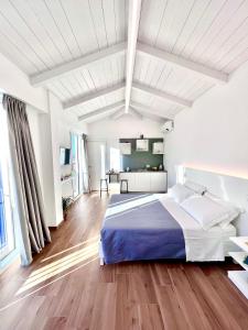特罗佩阿Tropea Il Tridente Accommodations的白色卧室设有一张大床和木地板