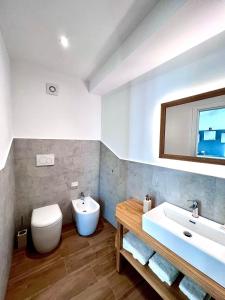 特罗佩阿Tropea Il Tridente Accommodations的浴室配有盥洗盆、卫生间和浴缸。