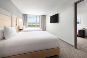 圣胡安Residence Inn by Marriott San Juan Isla Verde的白色的卧室设有床和窗户
