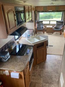 Bere Alston5th Wheel Trailer的一间带水槽和炉灶的厨房