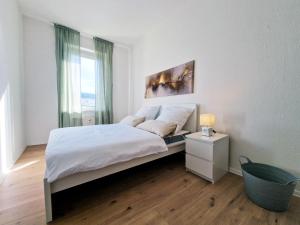 莱比锡HappySide - Sm00th - Landhaustil - WLAN - Nespresso的白色的卧室设有床和窗户