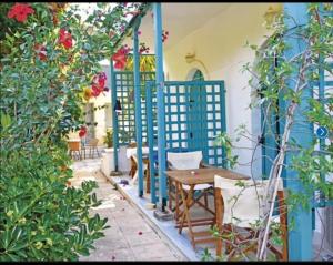 阿约斯尼奇塔斯Argo rooms的庭院配有桌椅和鲜花