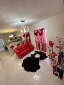波特莫尔Mount Royal Estate Cozy Comfort的客厅配有红色沙发和红色窗帘