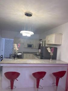 波特莫尔Mount Royal Estate Cozy Comfort的厨房配有红色凳子的柜台