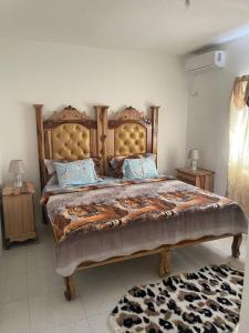 波特莫尔Mount Royal Estate Cozy Comfort的一间卧室配有一张带蓝色枕头的大床