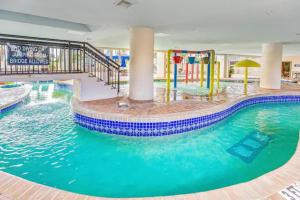 默特尔比奇Ocean Reef- Unique Oceanfront Condo-Free parking - Amazing pools的一座带水滑梯的酒店游泳池