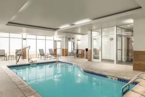 萨利纳Fairfield Inn & Suites by Marriott Salina的在酒店房间的一个大型游泳池
