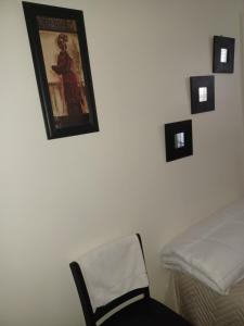布鲁克林The Heiress Hubb的卧室配有一张床,墙上挂着一幅画