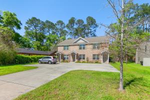 塔拉哈西Beautiful 3-suite home w/ patio dining, big yard的车道上停放着一辆汽车的房子