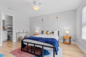 塔拉哈西Beautiful 3-suite home w/ patio dining, big yard的一间卧室配有一张带蓝色毯子的床