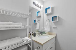 塔拉哈西Beautiful 3-suite home w/ patio dining, big yard的白色的浴室设有水槽和镜子