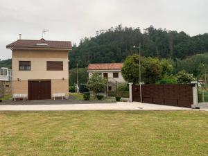 SevaresLa Buhardilla De Solavega - VV2530AS的院子前有围栏的房子