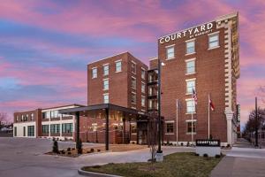 开普吉拉多Courtyard by Marriott Cape Girardeau Downtown的 ⁇ 染庭院酒店,欣赏日落