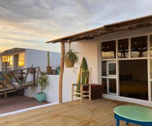 索维拉Surf HouseMaroc的房屋设有1个带桌椅的甲板