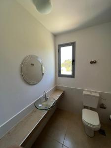 维拉卡洛斯帕兹Duplex en plena montaña的一间带水槽、卫生间和镜子的浴室