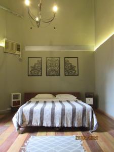 罗萨里奥Hostel Point的一间卧室配有一张带蓝白色毯子的床