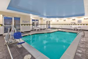列克星敦Fairfield Inn & Suites by Marriott Lexington North的蓝色的游泳池,位于酒店客房内