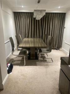 博勒姆伍德Lovely 3 bedroom house in Borehamwood .的一间带桌椅的用餐室