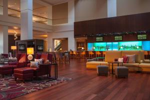 堪萨斯城堪萨斯城万豪酒店 的带沙发的酒店大堂和酒吧