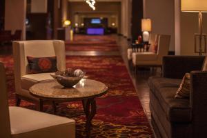 堪萨斯城堪萨斯城万豪酒店 的客厅配有咖啡桌和椅子
