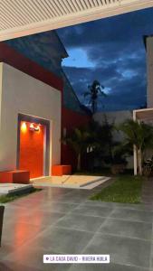 里韦拉Hotel Casa David的院子里有橙色门的建筑