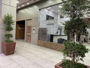 瓜亚基尔Fortune Hotel的建筑前方有树木的商店