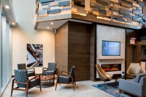 皇后区TownePlace Suites by Marriott New York Long Island City的大堂设有椅子和壁炉