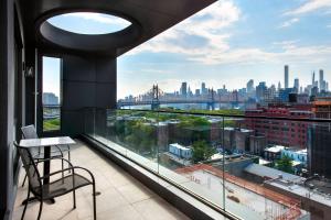 皇后区TownePlace Suites by Marriott New York Long Island City的市景阳台