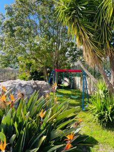 巴勒莫Villa Inserra Deluxe的公园内的游乐场,设有蓝色秋千