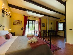 巴勒莫Villa Inserra Deluxe的一间卧室配有一张大床和两条毛巾