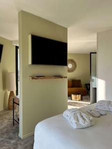 佩尔蒂塞万公园贝斯特韦斯特酒店的一间卧室配有一张床,墙上配有平面电视