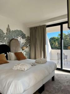 佩尔蒂塞万公园贝斯特韦斯特酒店的卧室设有一张大白色的床和大窗户