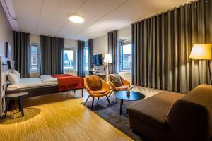 奥胡斯斯堪奥胡斯城市酒店的酒店客房,配有床和沙发