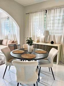 圣胡安Breathtaking 2-Bedroom Beachside Apartment的客厅配有餐桌和椅子
