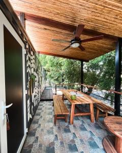 La Herradura太阳海岸托尔图加村酒店的天井配有木桌和吊扇。