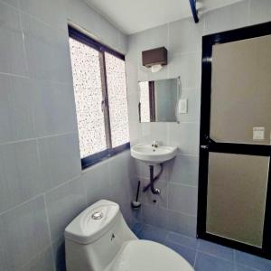RomblonCapaclan Centro Private Room的浴室配有白色卫生间和盥洗盆。
