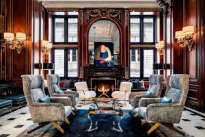 芝加哥布雷克斯通奥图系列酒店的客厅配有椅子和壁炉