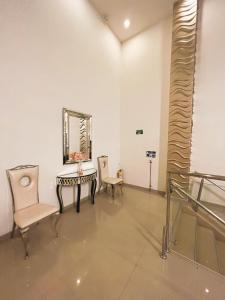 圣安德烈斯Apartahotel Plaza的配有桌椅和镜子的客房