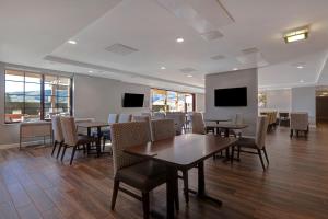 圣路易斯-奥比斯保TownePlace Suites by Marriott San Luis Obispo的一间带桌椅和电视的用餐室