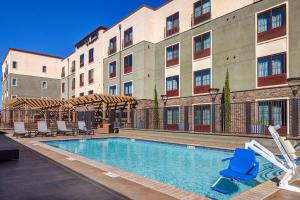 圣路易斯-奥比斯保TownePlace Suites by Marriott San Luis Obispo的大楼前的游泳池