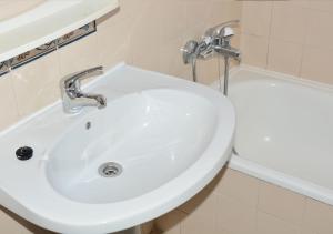 法鲁阿多卡旅馆的浴缸旁浴室内的白色水槽