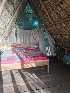 AltagraciaLa Sirenita - Ometepe的茅草屋顶帐篷内的一张床位